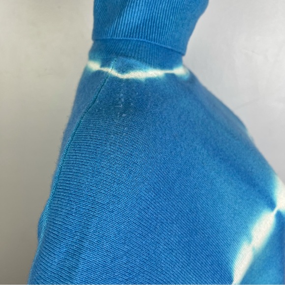 CINQ A SEPT BLUE TIE-DYE TURTLENECK SWEATER - Picture 6 of 10
